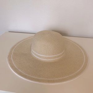 Floppy sun 16.75 inches in diameter beige with white borders.